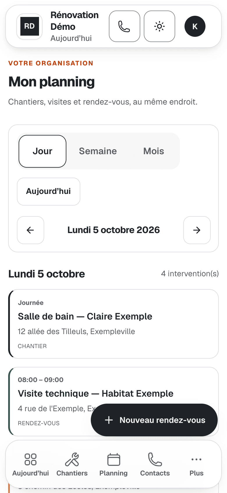 Application terrain sur téléphone : le planning du jour avec un chantier de salle de bain, une visite technique et un dépannage.